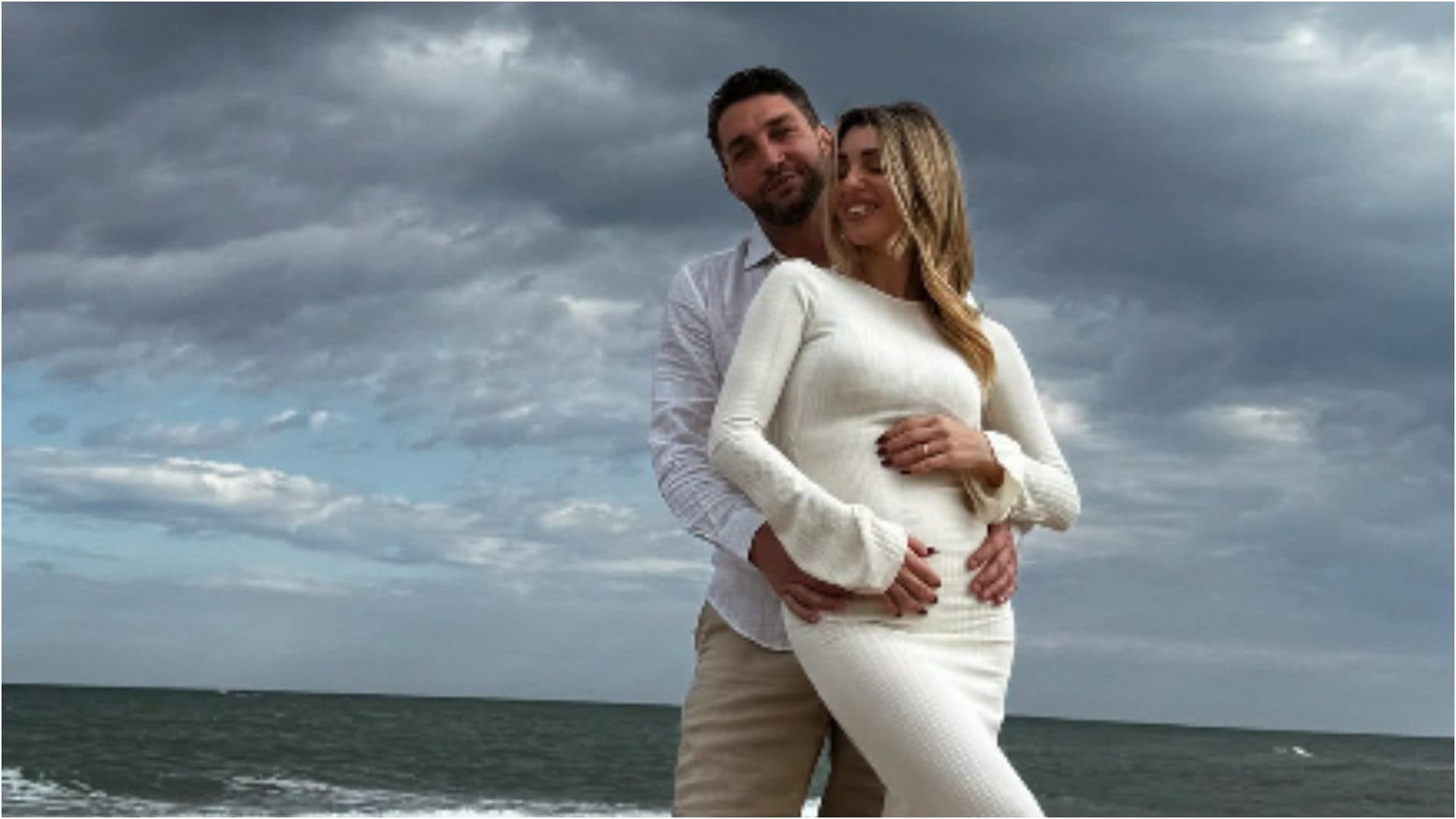 Susy Fuccillo ricorda il marito Salvatore, morto all'improvviso a 41 anni: "Mi volto ancora cercandoti"