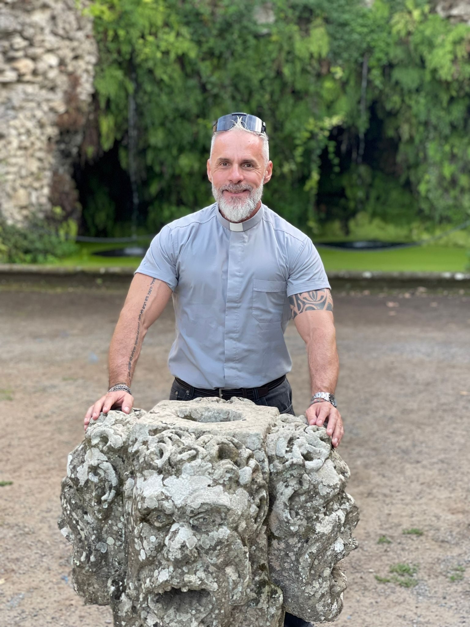 Don Giuseppe Fusari replica a chi lo definisce "prete culturista"