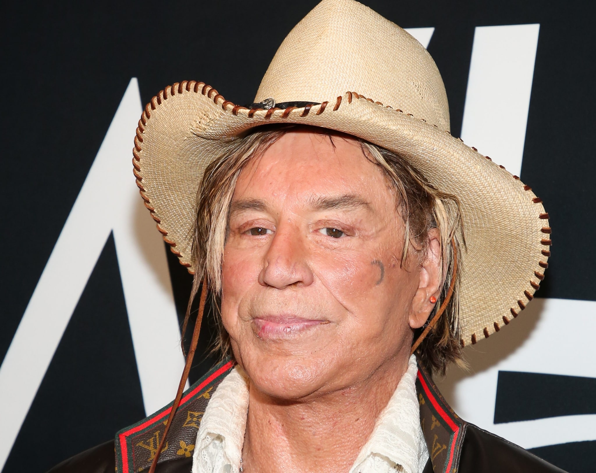 Mickey Rourke stronca la raccolta fondi organizzata per sostenerlo: "Non accetto carità, preferirei spararmi"