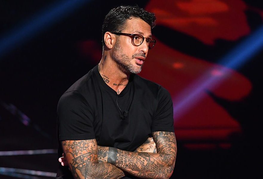 Mediaset denuncia Fabrizio Corona dopo l'attacco a Signorini: richiesto il divieto dell'uso di social e piattaforme