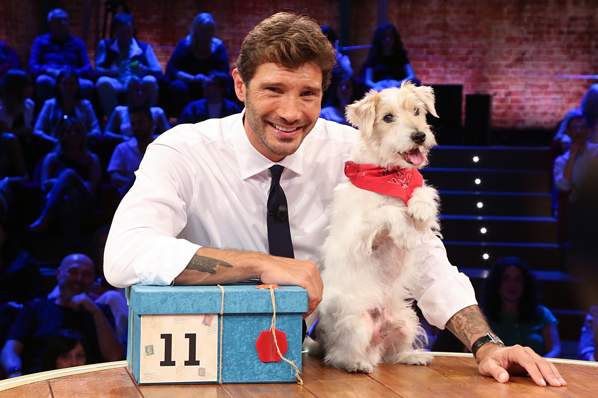 Casting Affari tuoi, come partecipare alla puntata speciale del 13 febbraio: De Martino sposerà i concorrenti