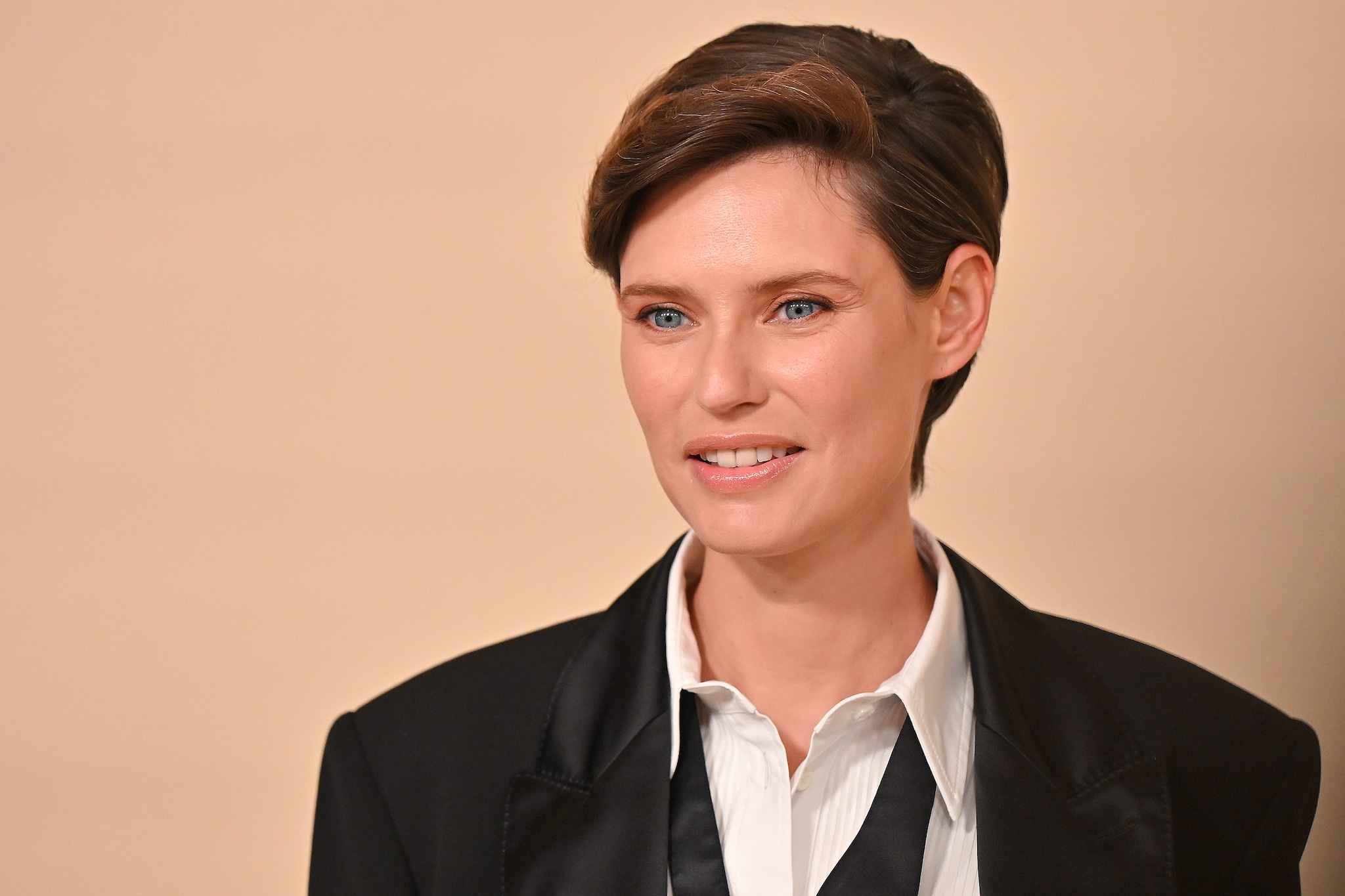 Bianca Balti un anno dopo la fine della chemio: "Amo i miei capelli, mi ricordano che il corpo è sopravvissuto"