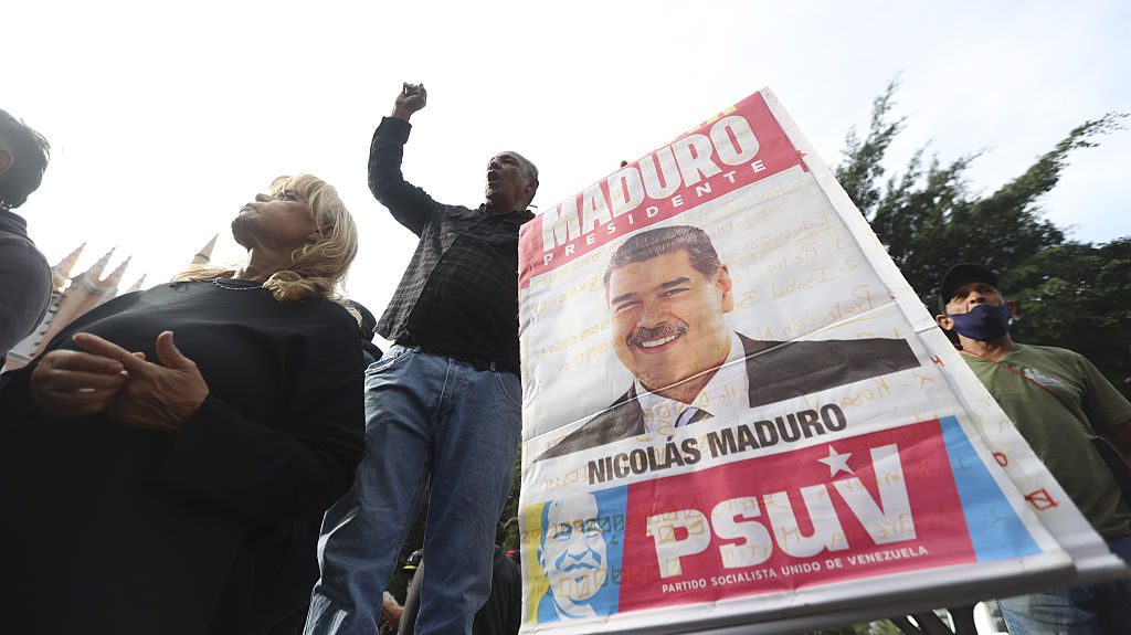 Mediaset aggiorna il palinsesto di Rete 4 per seguire l'attacco a Caracas e la tragedia di Crans-Montana