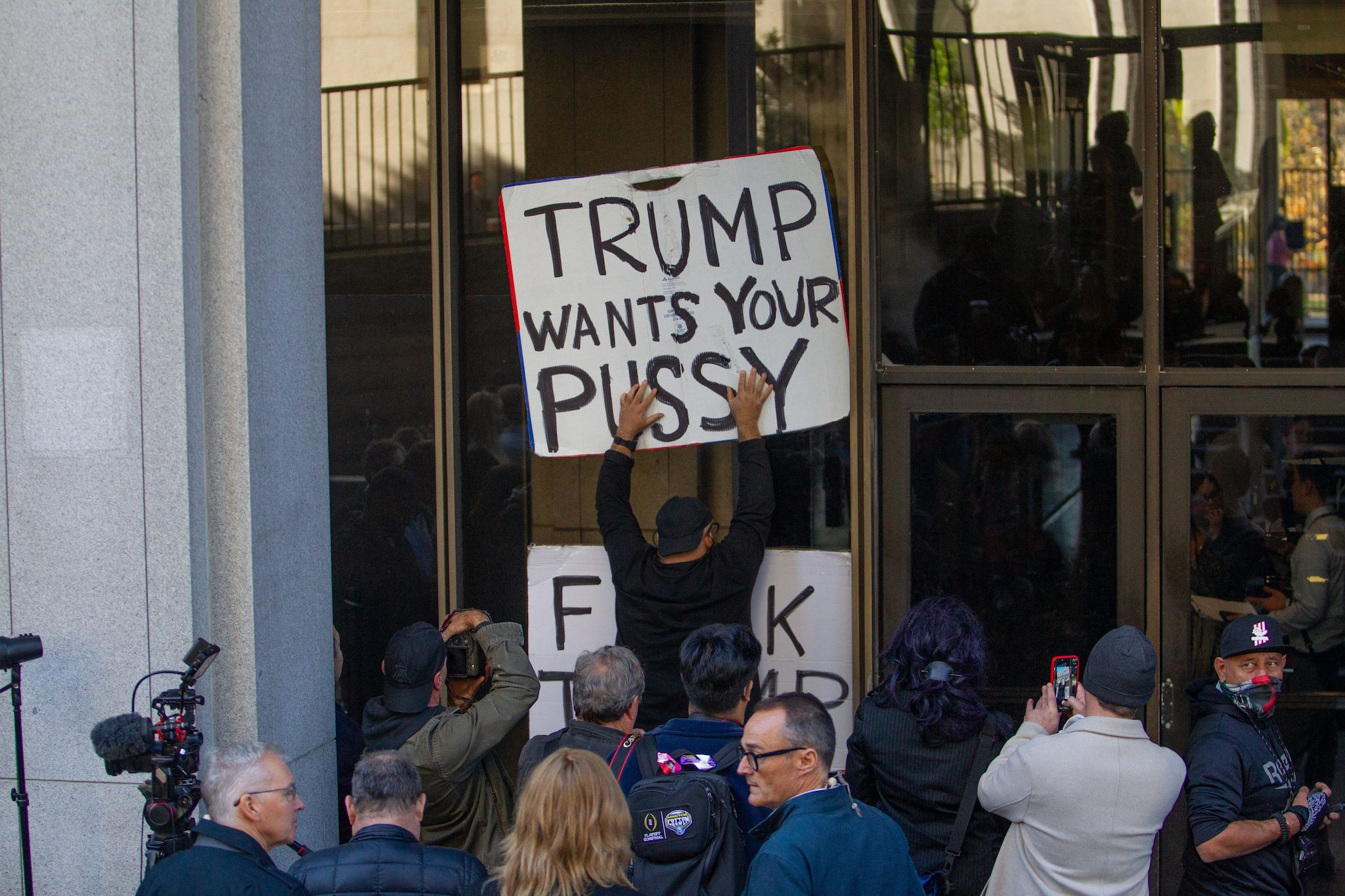 Omicidio Rob e Michele Reiner, proteste contro il figlio dopo l'udienza rinviata: rischia la pena di morte