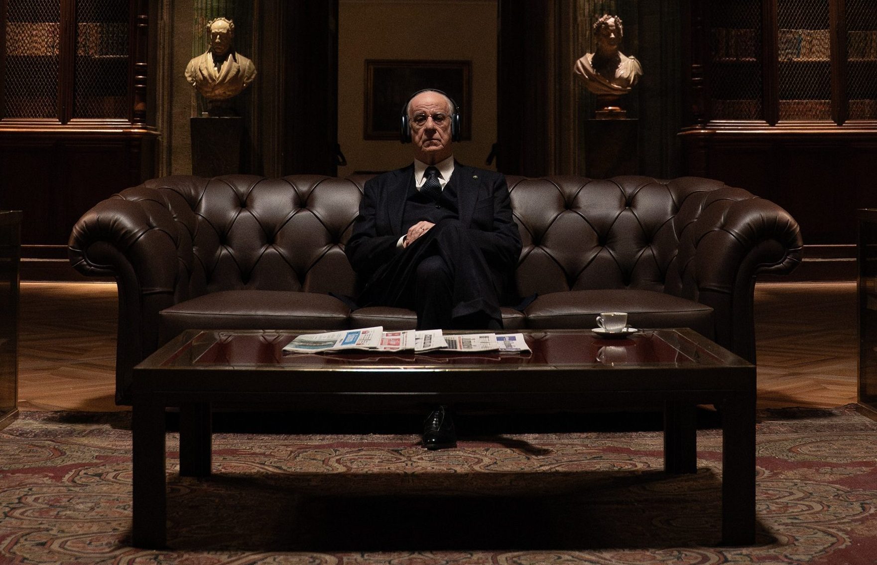 Toni Servillo come Mariano De Santis