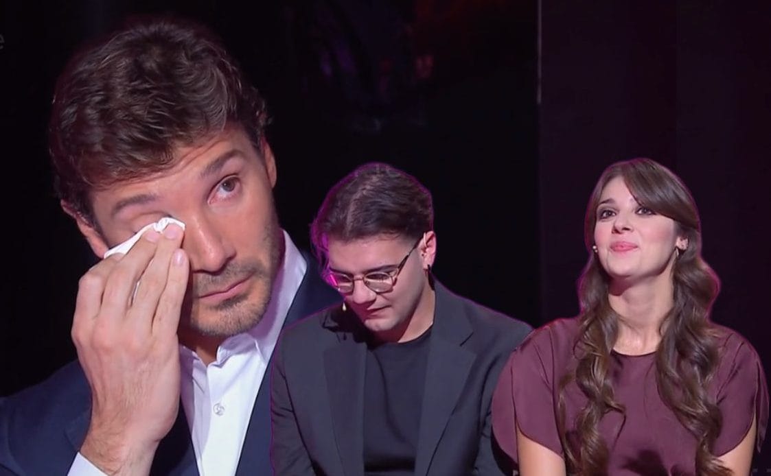 Le lacrime di Stefano De Martino a C'è posta per te per Chiara e Francesco: "Sento di conoscere un po' vostro padre"