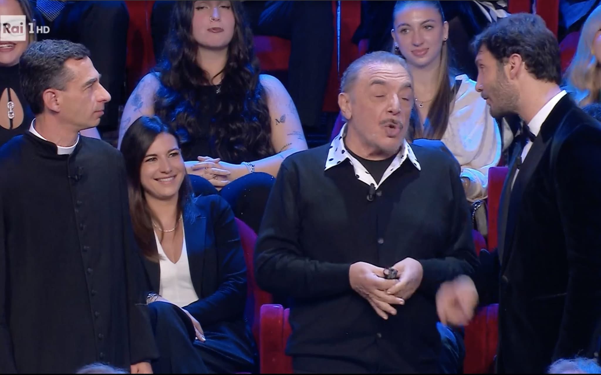 Raoul Bova assente ad Affari Tuoi, Stefano De Martino a Nino Frassica: "Dicevi che lo avresti portato"