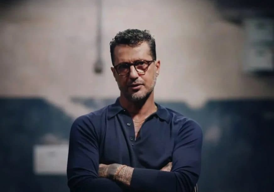 Fabrizio Corona ha fatto a pezzi una generazione che oggi lo idolatra, la serie Tv ce lo sbatte in faccia senza pietà 