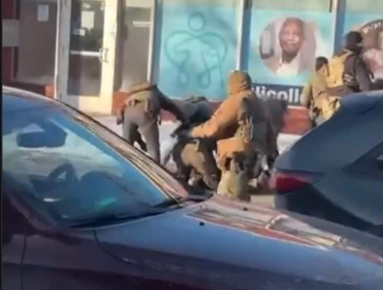 Cremonini in sottofondo e la tragedia sullo sfondo: il video assurdo dell'uccisione ICE che ha fatto il giro del mondo