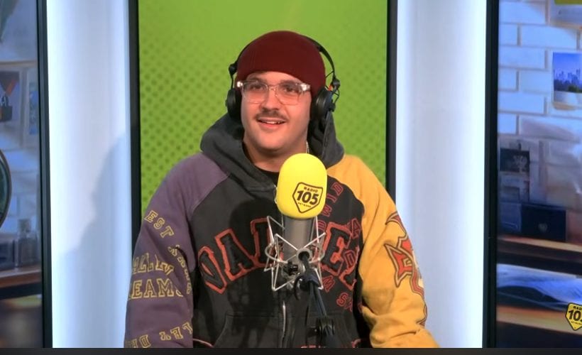 Geolier e l'intervista in radio tradotta in italiano, il cantante ci scherza su: "Però se lo fai sempre..."