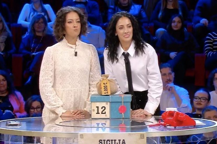 Gabriella ad Affari Tuoi con la gemella: "Mia figlia è la storia più importante", ma la partita finisce male