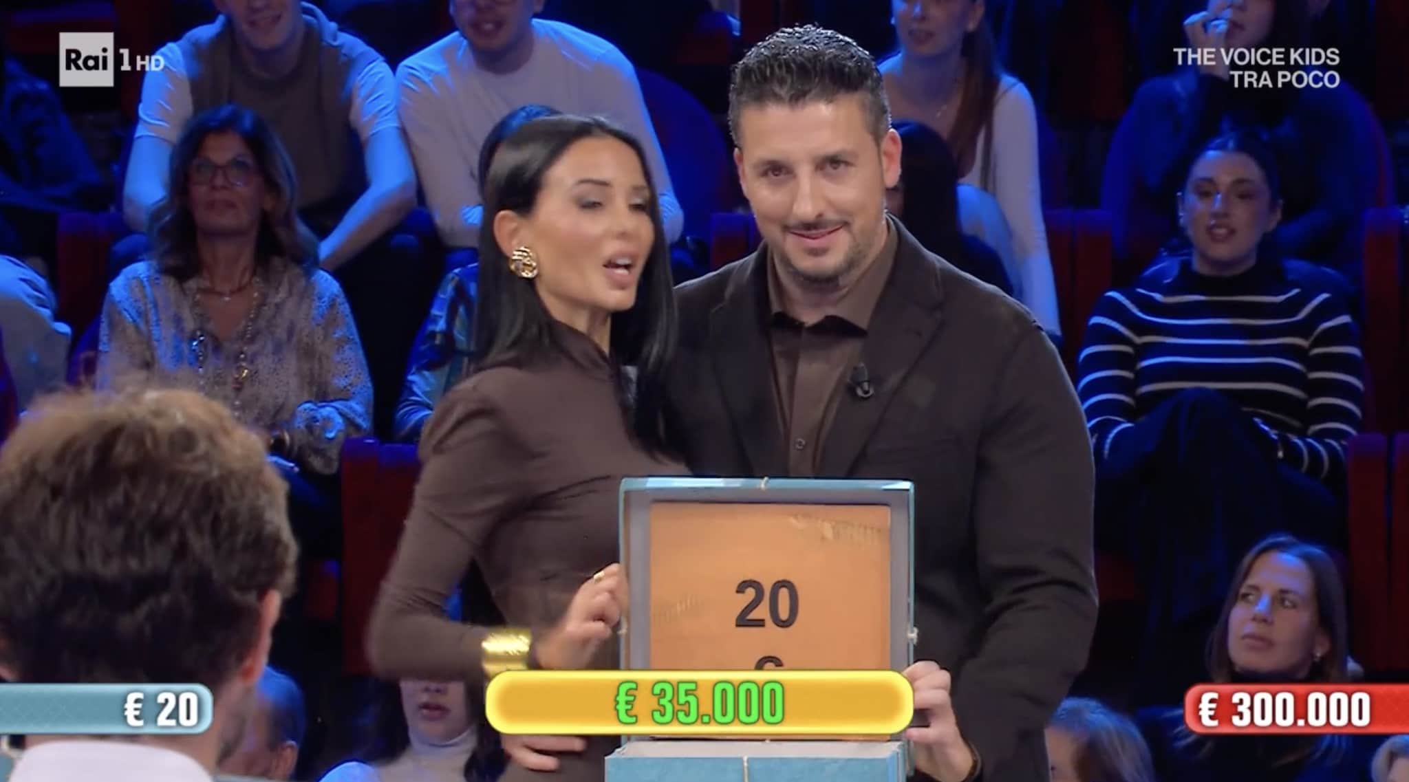 Affari Tuoi, la puntata del 10 gennaio: Ivan dall'Umbria porta a casa 35mila euro con una scelta saggia