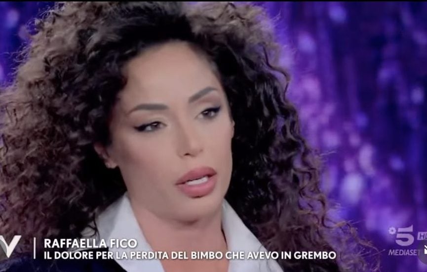 Raffaella Fico racconta la perdita del bambino: "Si sono rotte le acque prematuramente, è stato devastante"