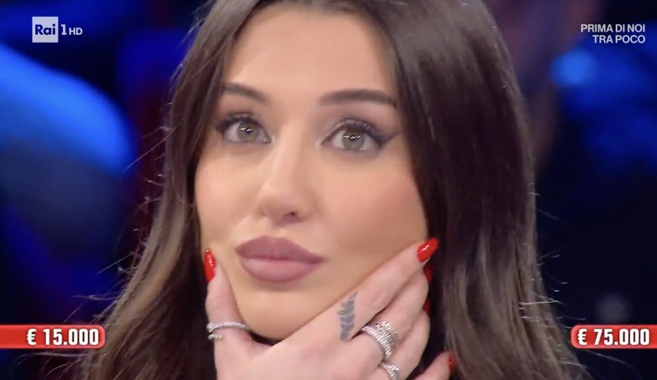 Ad Affari Tuoi, Elena ascolta il fidanzato e cambia pacco sul finale: con quale cifra è tornata a casa