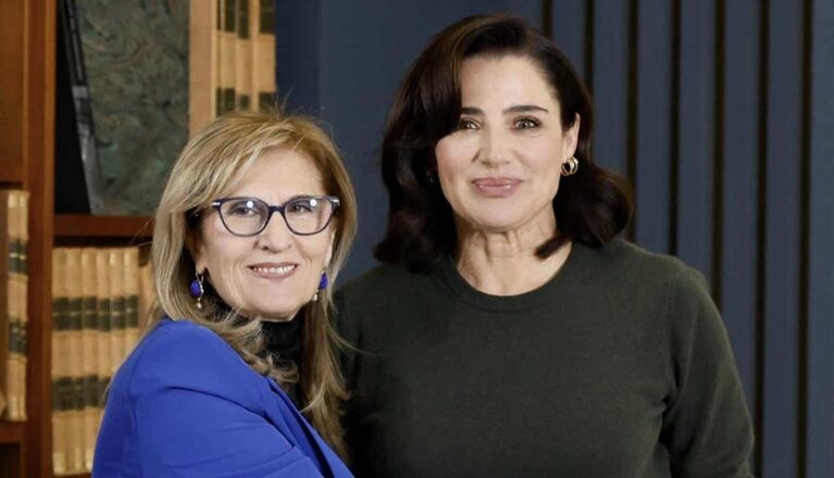 Luisa Ranieri con Eugenia Carfora, la preside a cui la serie si è ispirata.