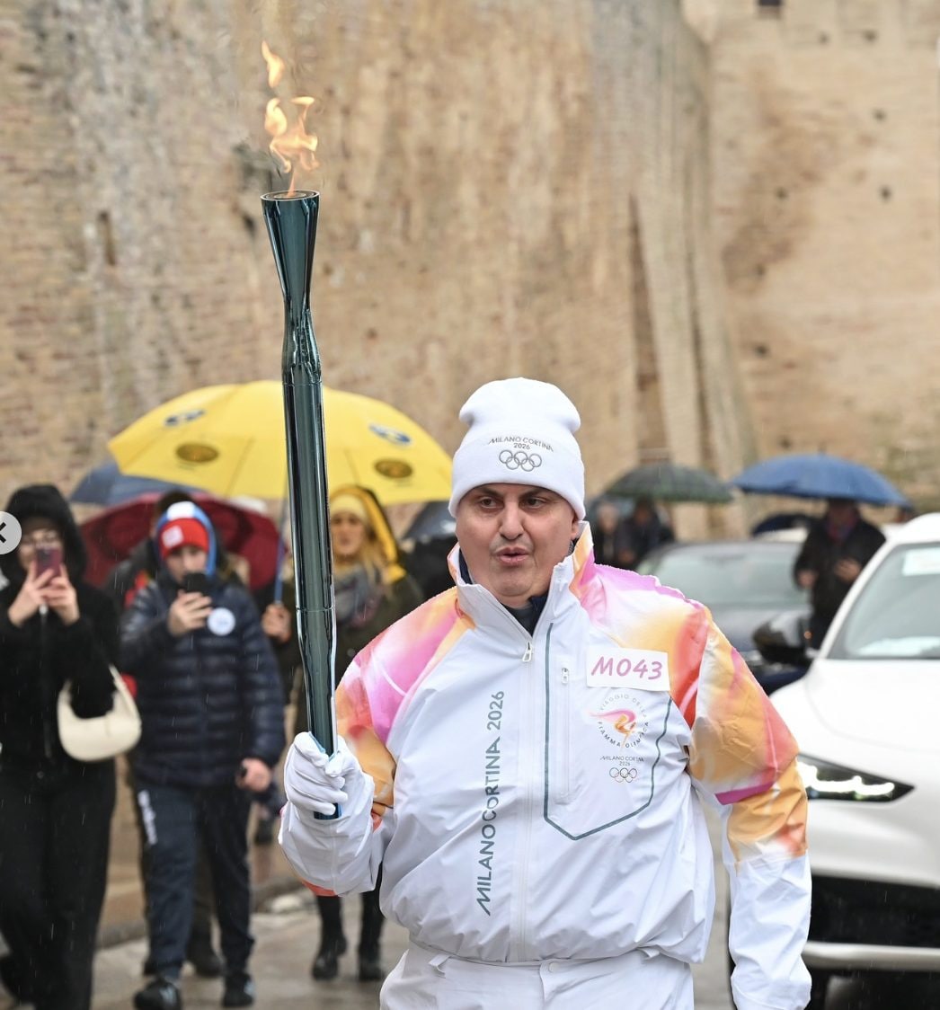 L’Uomo Gatto durante la staffetta olimpica. Fonte: profilo InstagramGabriele Sbattella