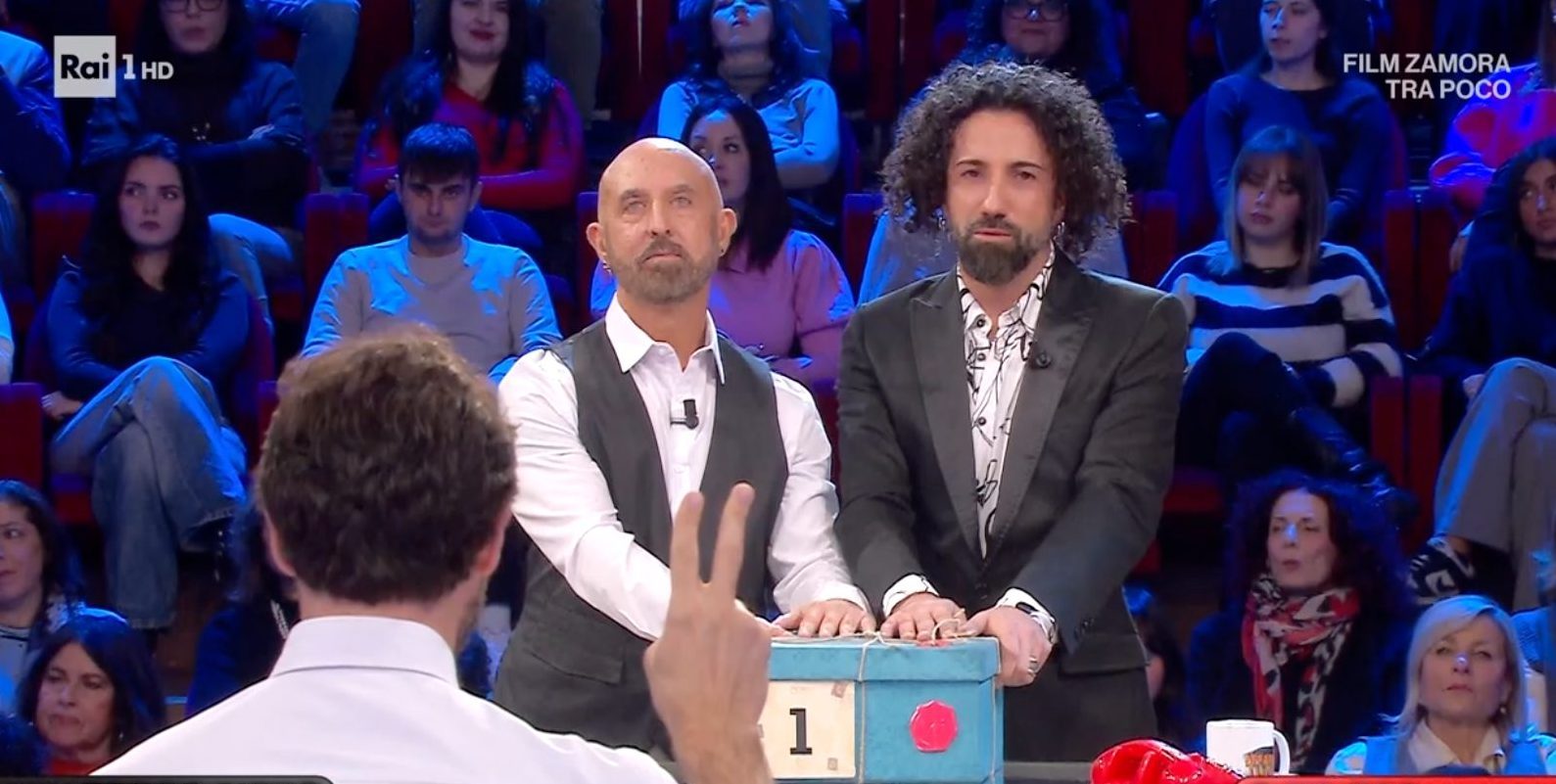 Egidio e il marito Giuseppe ad Affari Tuoi, sfidano il dottore e vincono: il finale in lacrime