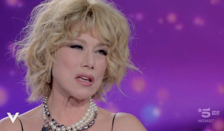 Nancy Brilli e l'amore: "Sono single e un po' zitella, mio figlio è preoccupato. Gli incontri mi annoiano"