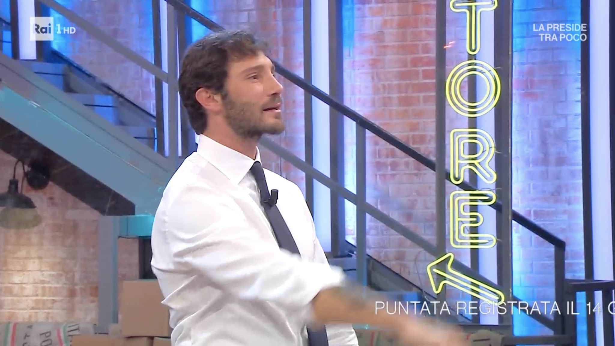 Affari Tuoi in onda nel giorno del lutto di Stefano De Martino: la Rai sceglie il sottopancia freddo e il pubblico si indigna