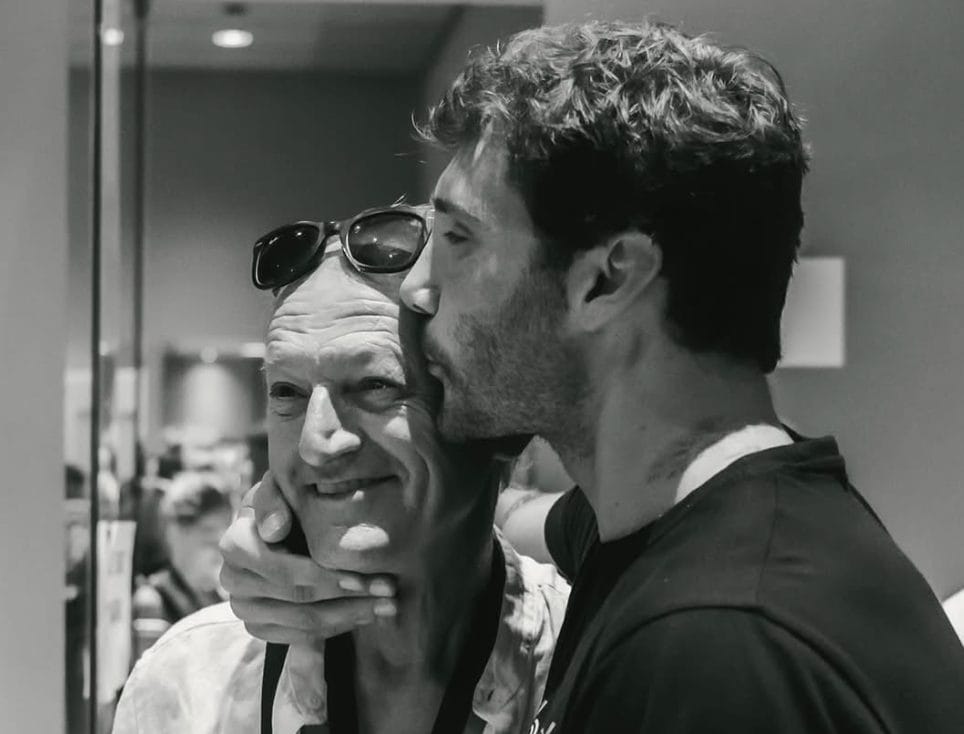 La malattia di Enrico De Martino: "Voleva essere in studio ad Affari Tuoi, ma si è aggravato. Aveva perso la parola"