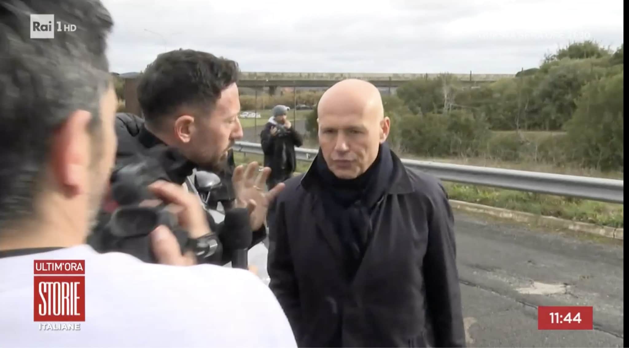 Scaramucce tra l'inviato di Storie Italiane e la collega del Tg1: "La correttezza!", "Siamo in diretta"