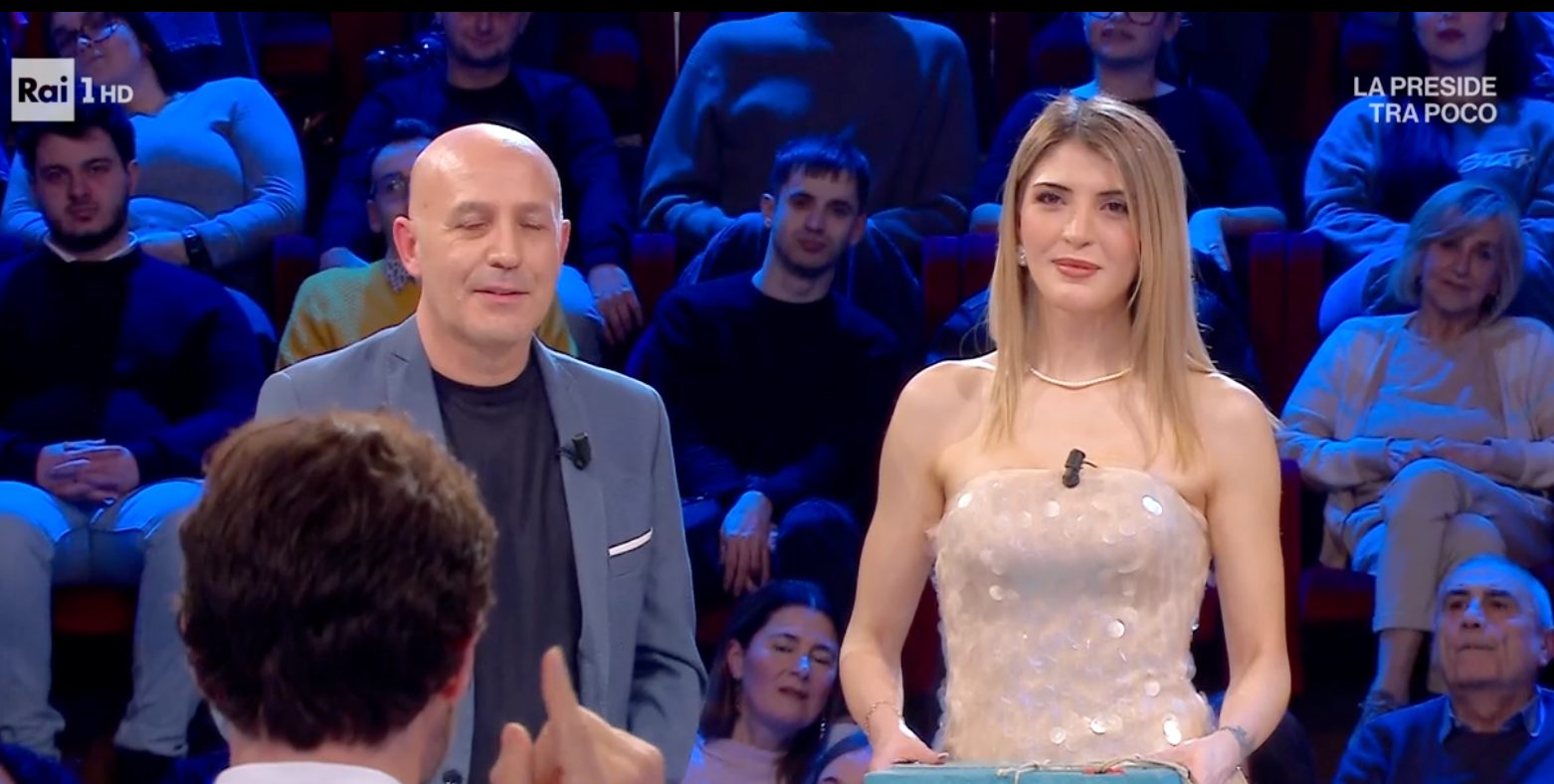 Ad Affari Tuoi Sara non segue il consiglio del padre e accetta l'offerta del dottore: perde 300mila euro