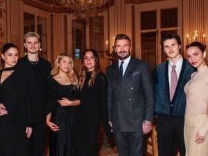 La famiglia Beckham riunita a Parigi, la prima uscita senza il figlio Brooklyn: la sua reazione sui social