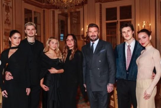 La famiglia Beckham riunita a Parigi, la prima uscita senza il figlio Brooklyn: la sua reazione sui social