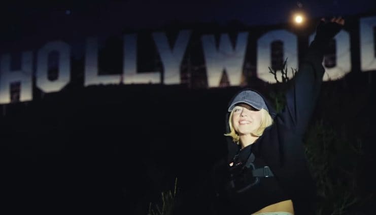 Sydney Sweeney copre la scritta Hollywood di reggiseni, ma non era autorizzata: cosa rischia ora l'attrice