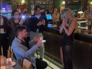 Elena Morali si sposa, la romantica proposta di nozze di Luigi Mario Favoloso al compleanno