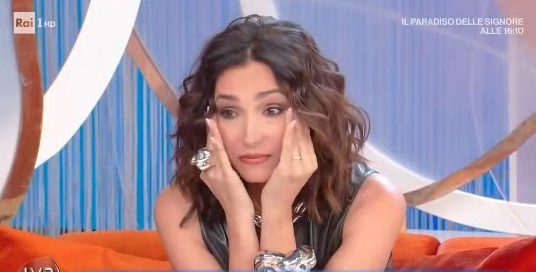 Caterina Balivo in lacrime a La Volta Buona: "La vita è imprevedibile, vivetela perché può cambiare in un attimo"