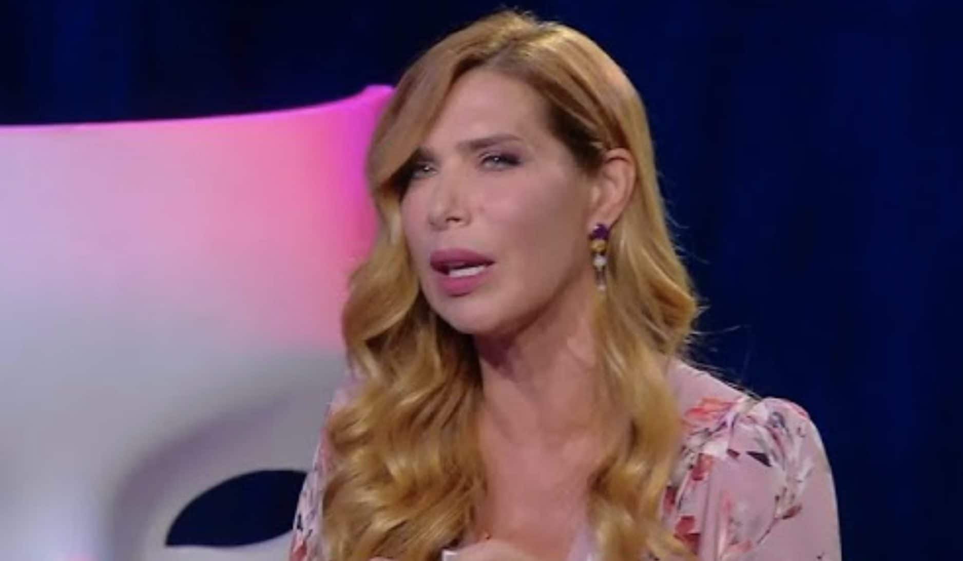 Veronica Maya racconta l'aborto in Brasile: "Un'emorragia in vacanza, mio marito mi operò quando saltò la luce"