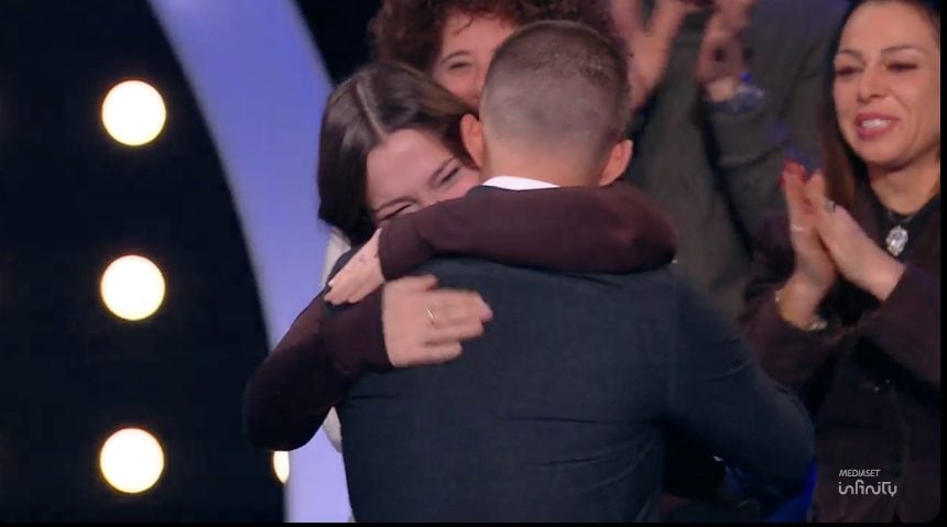 L’abbraccio con la sorella Valeria