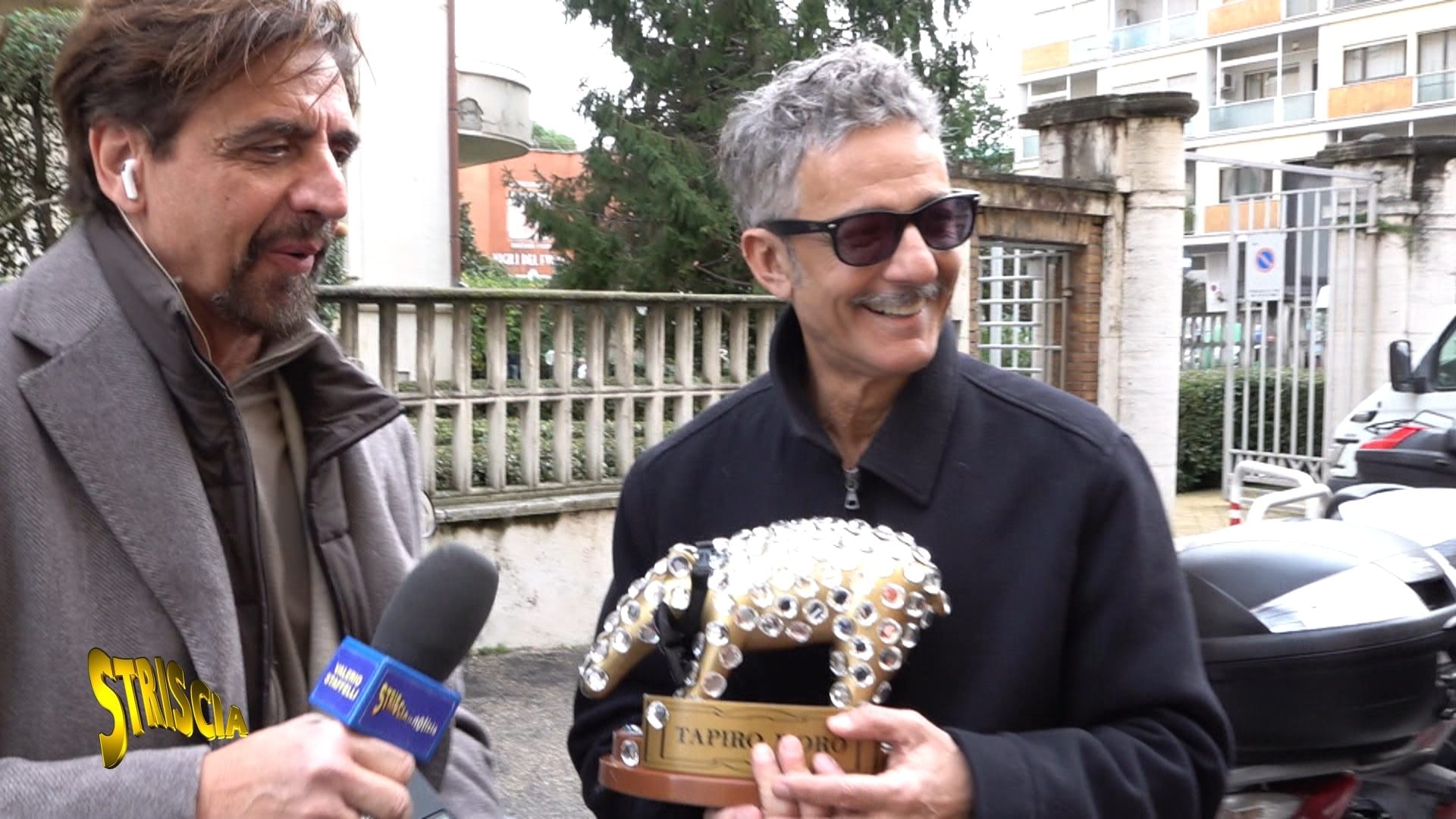 Il primo tapiro del nuovo Striscia la Notizia a Fiorello e le prime immagini di Maria De Filippi inviata