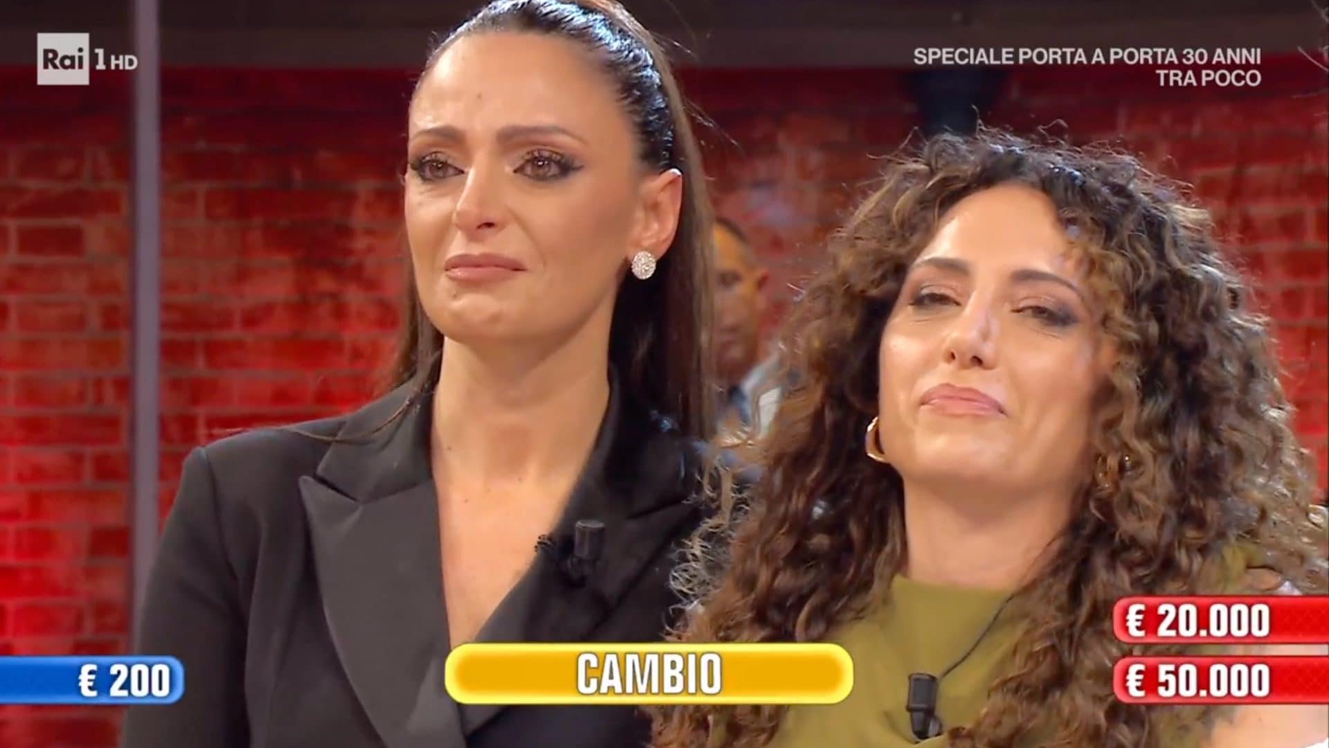 Affari tuoi, Alessia e Pamela piangono per il padre: "Quanti sacrifici ha fatto" e accettano l'offerta del Dottore