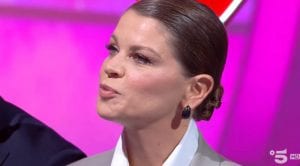 Alessandra Amoroso si commuove a C’è posta per te: l’abbraccio a Maria De Filippi, “nonna” di Penelope