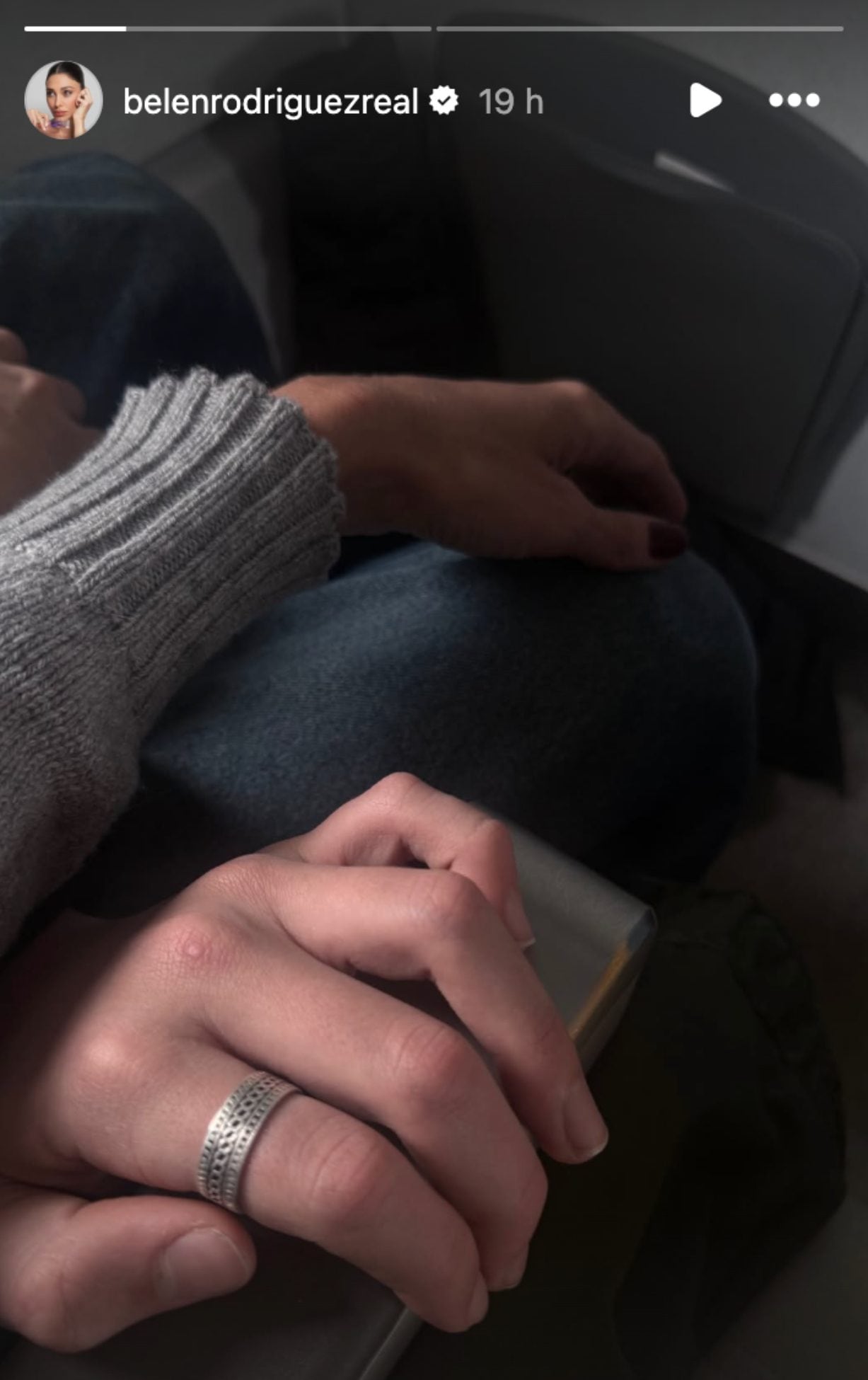 Belén tiene la mano del figlio Santiago