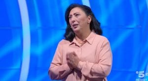 Rinuncia allo stipendio per portare i figli a cena, C’è posta le regala soldi e gli attori de La forza di una donna