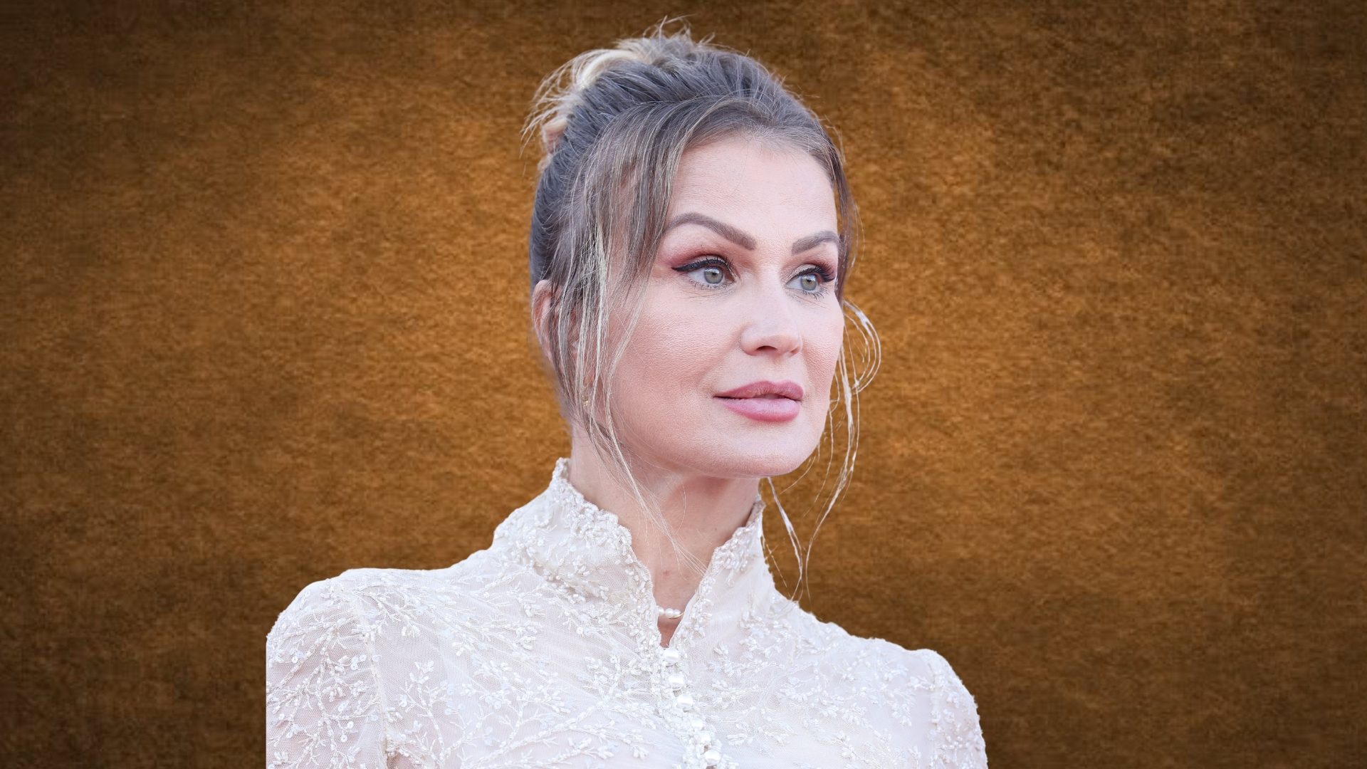 Eva Henger e il calvario dopo le protesi al seno: "Non riuscivo più ad alzare il braccio, è stato terribile"