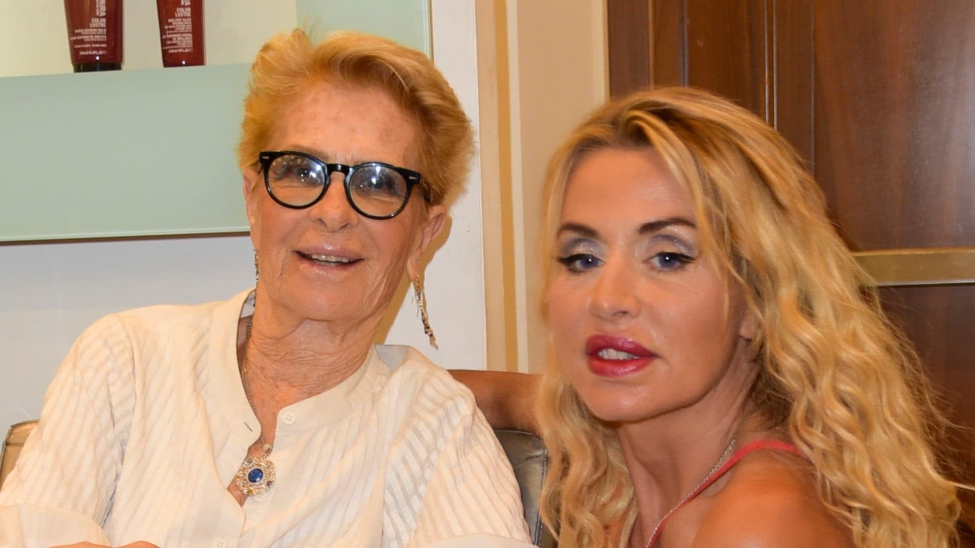 Valeria Marini: "Picchiata mentre ero incinta, mia madre mi ha salvato la vita"