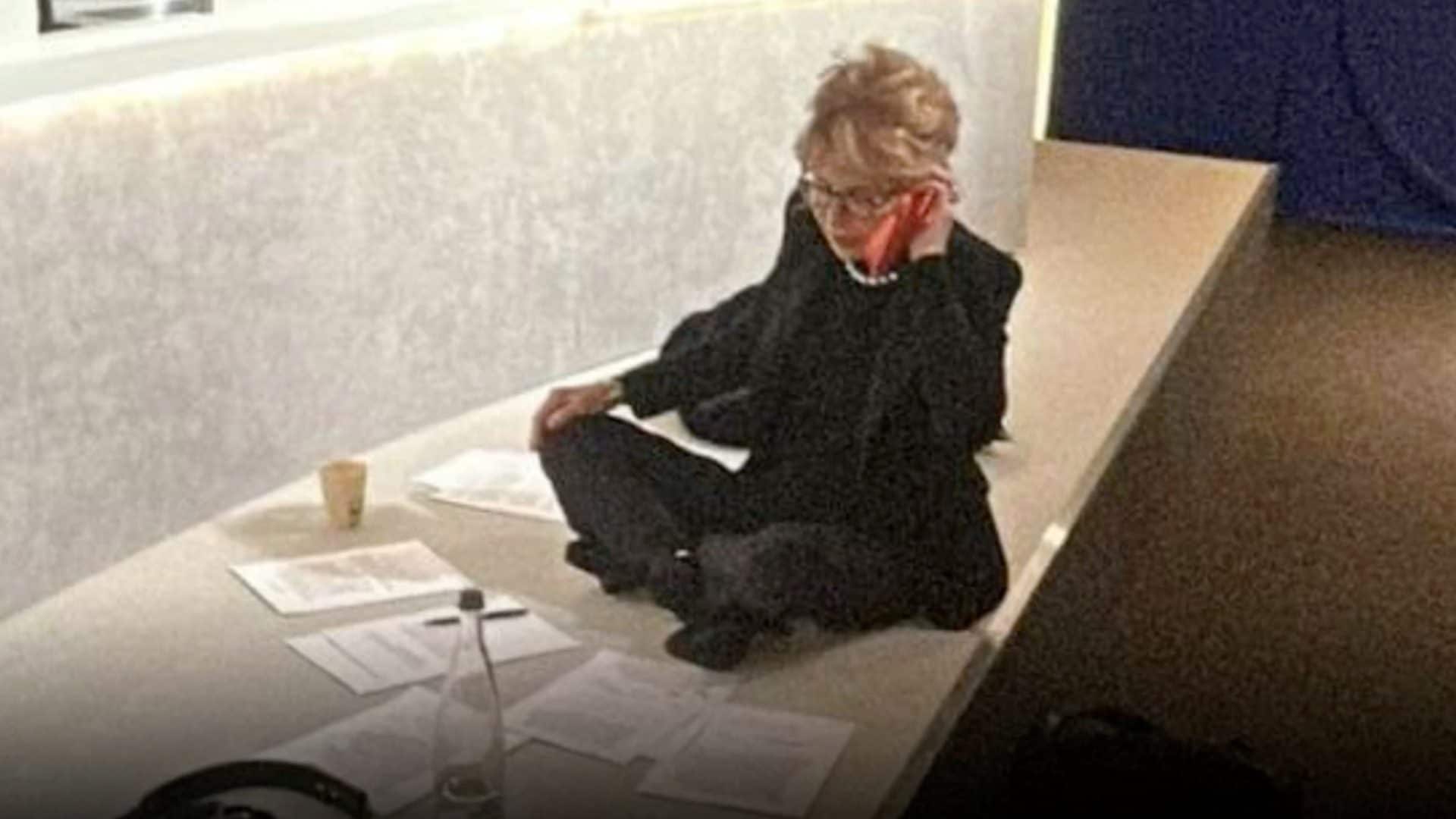 Lilli Gruber dopo l’incendio, la conduzione al telefono seduta per terra