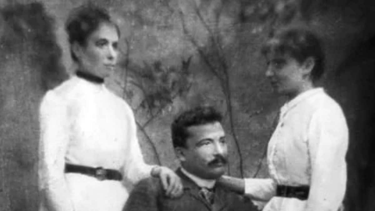 Giovanni Pascoli con le sorelle Ida e Maria