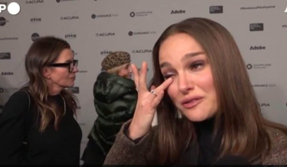 Natalie Portman in lacrime attacca l'ICE e Trump: "Quello che sta accadendo è osceno, deve finire"