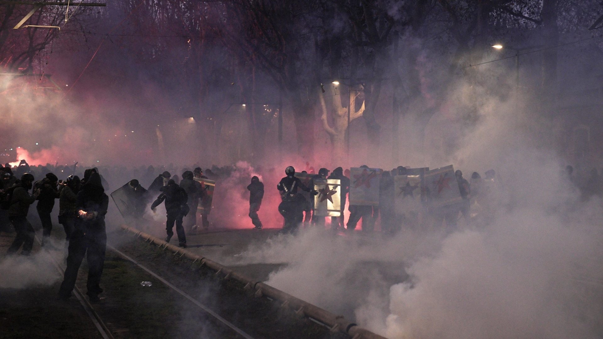 Askatasuna, giornalisti Rai aggrediti: "Inviati di FarWest minacciati, lancio di sassi e attrezzatura distrutta"