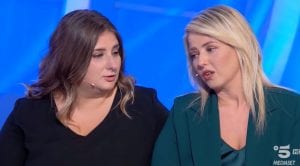 “Sta uscendo fuori che siete due viziate”, De Filippi a C’è posta per te rimprovera le figlie di Leo