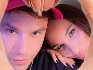 “Giulia Honegger è incinta”, alla fidanzata di Fedez spunta un anello al dito dopo le voci sulla gravidanza