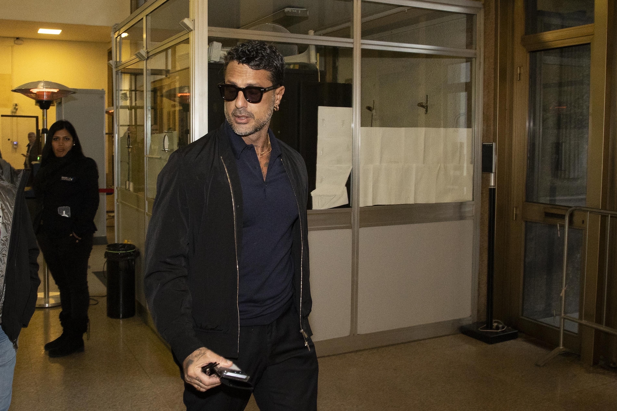 Fabrizio Corona denunciato dal giudice: violato il divieto su Signorini, rischia tre anni