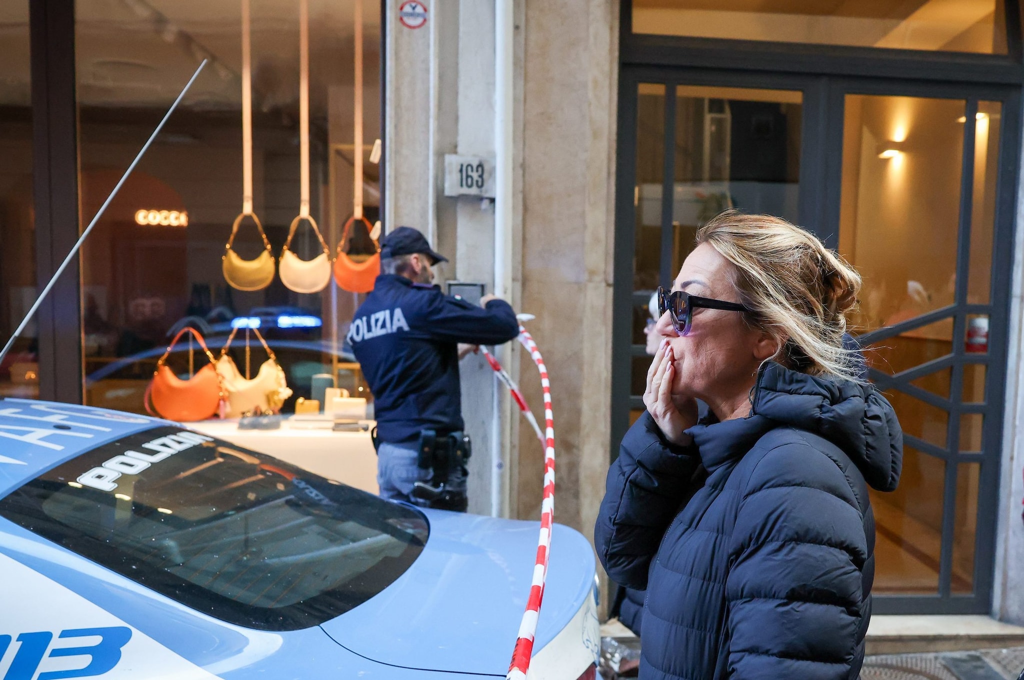 La proprietaria del Teatro Sannazaro in lacrime dopo l'incendio: chi è Lara Sansone, attrice di Un posto al sole