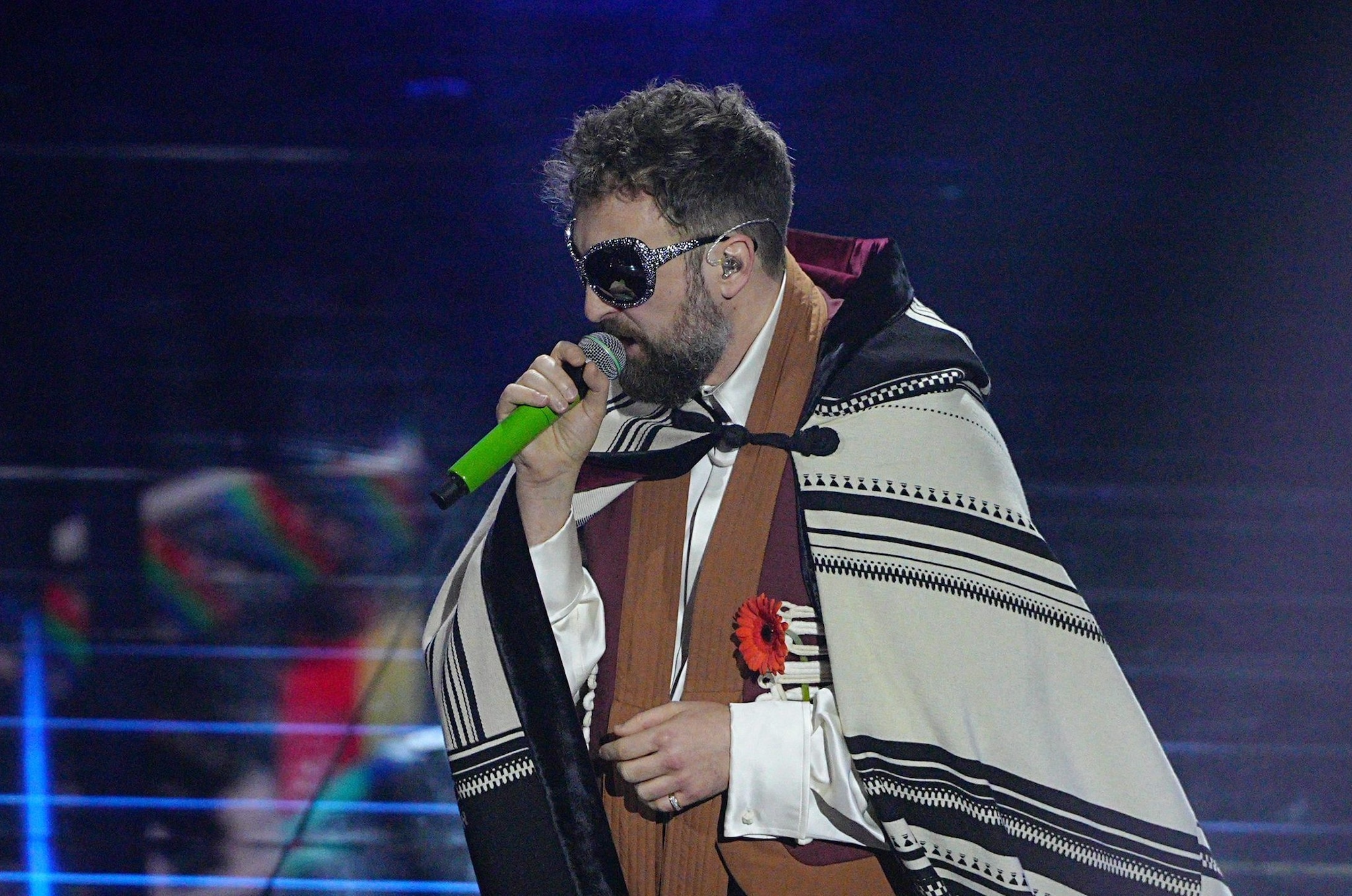 Dargen D'Amico nel mirino del Codacons per pubblicità occulta: la risposta del cantante sul fiore indossato sul palco