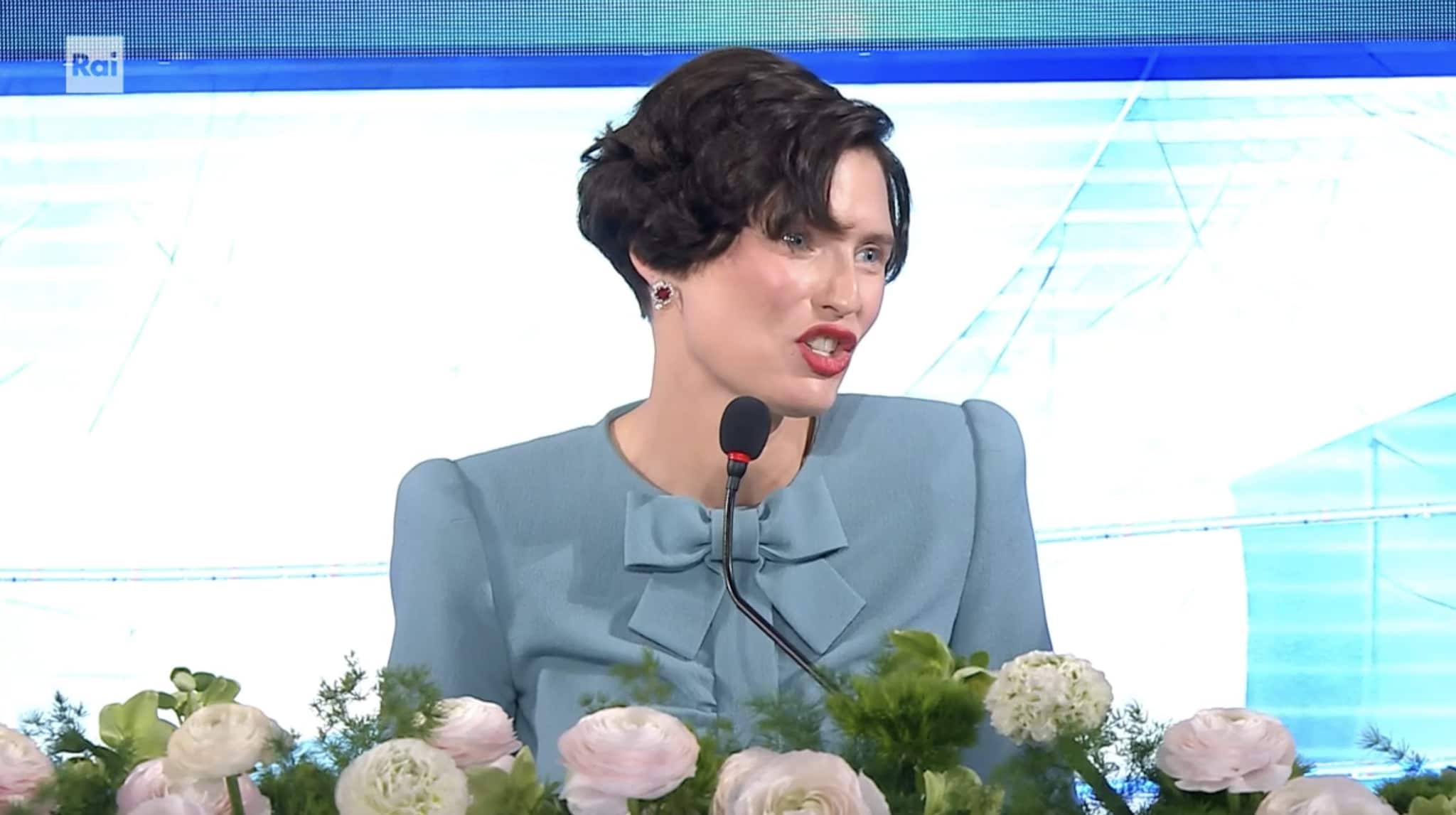 Sanremo in diretta, la conferenza della serata cover e duetti: ascolti in aumento, atteso l'ordine di cantanti e ospiti